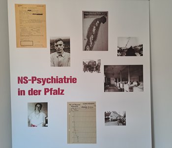 eine der Infotafeln der Ausstellung mit historischen Dokumenten und Fotos
